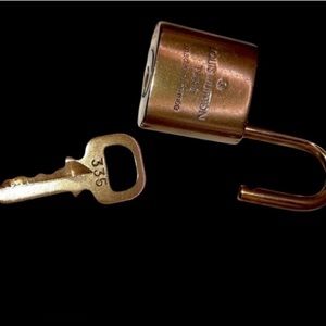 Louis VUITTON Vintage Padlock & Key Set. Flawed.